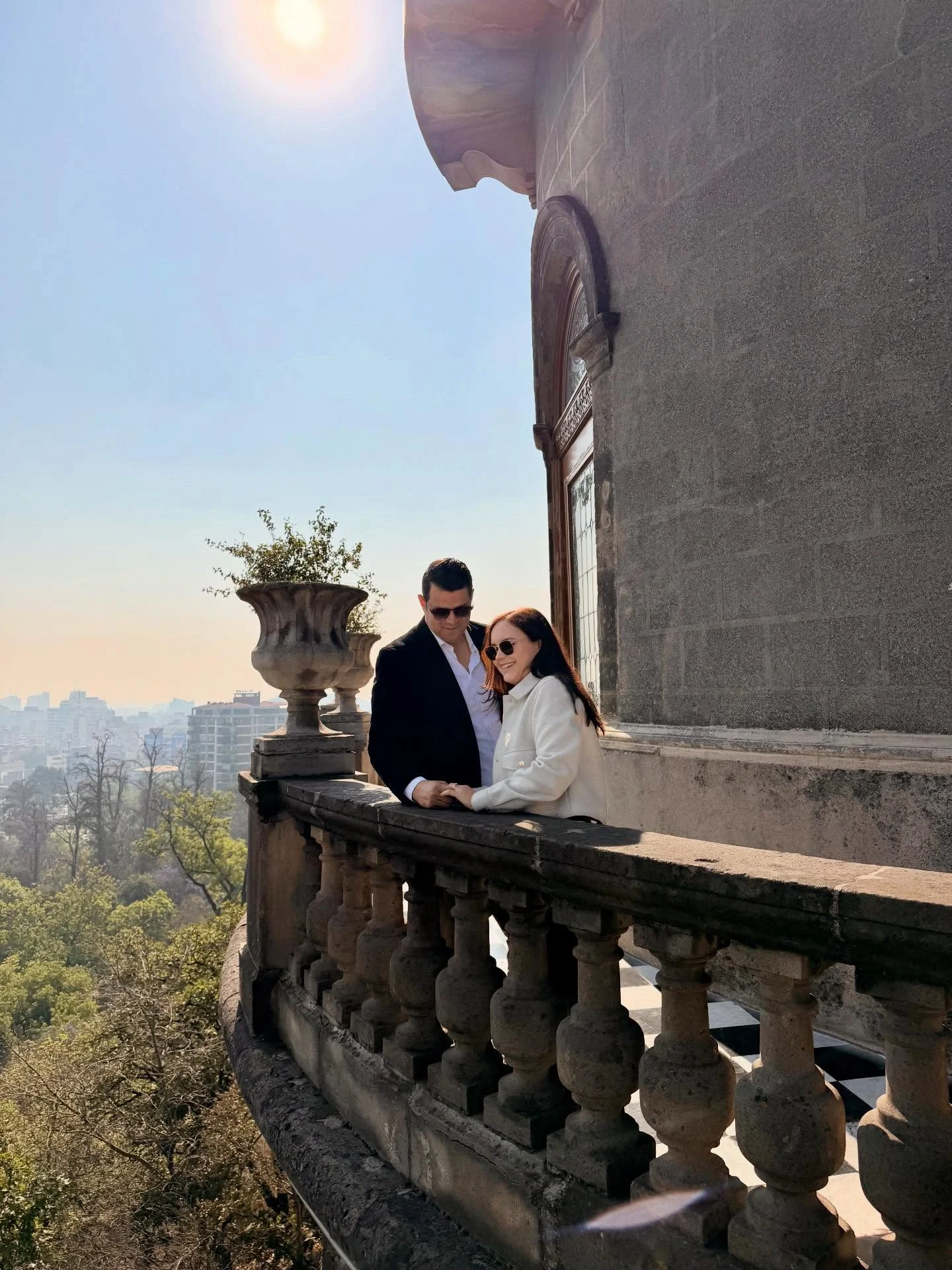 Michel y Andrés en el balcón, el día de su compromiso